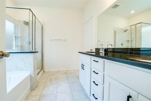 Building Photo - 405 Club House Dr