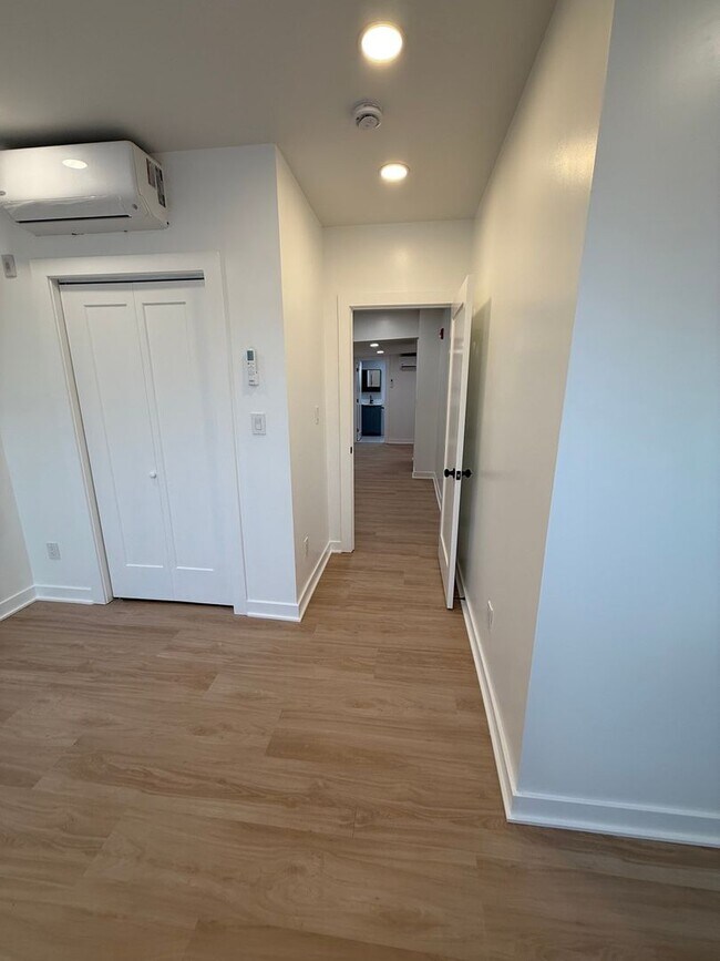 Building Photo - Fully Renovated 1-BR Apartment - Available...
