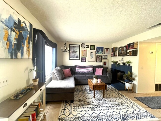 Building Photo - 2 bed, 1.5 bath in Riverside, CA!