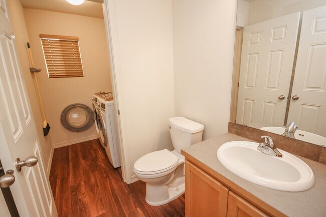 Building Photo - Lovely 3 Bedroom Auburn Condo