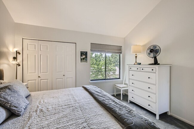 Building Photo - Turnkey 2 BDR/2BA Boulder Condo