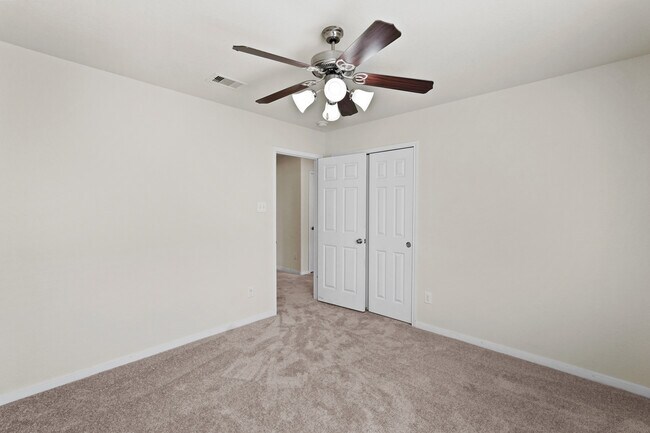 Building Photo - 1102 Honeysuckle Vine Dr