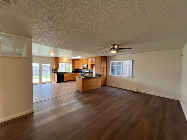Building Photo - Updated 3 bedroom single story in Manteca!