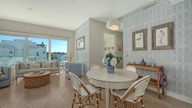 Building Photo - 635 S Orange Ave