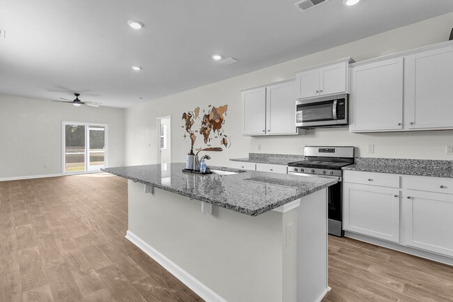 Building Photo - 3 Bedroom 2.5 Bath Located in Pine Hills in Summerville