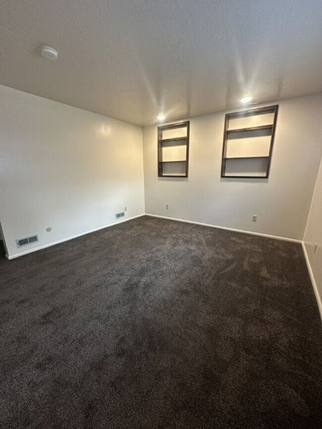 Building Photo - 700 700 W