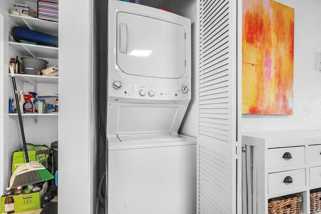 Building Photo - 342 NE 7th Ave