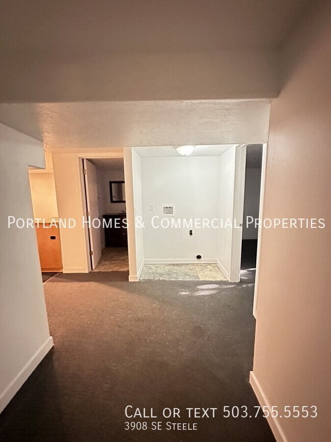 Building Photo - 3908 SE Steele-