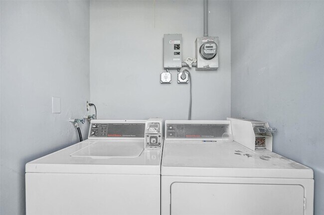 Building Photo - 704 NE 23rd Ave