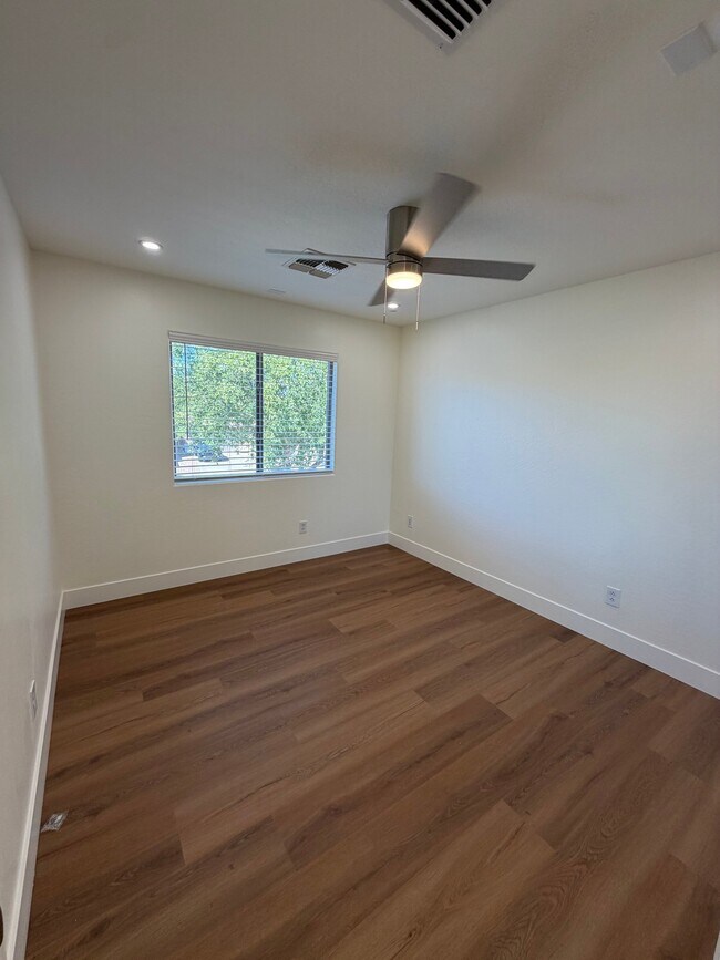 Building Photo - 2741 E Quiet Hollow Ln