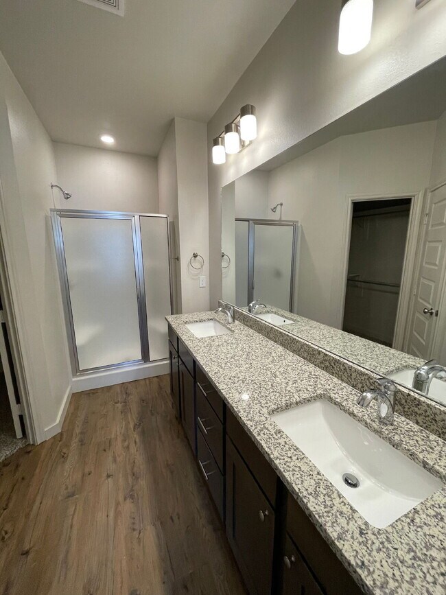 Building Photo - Beautiful Townhome Located South Of Town N...