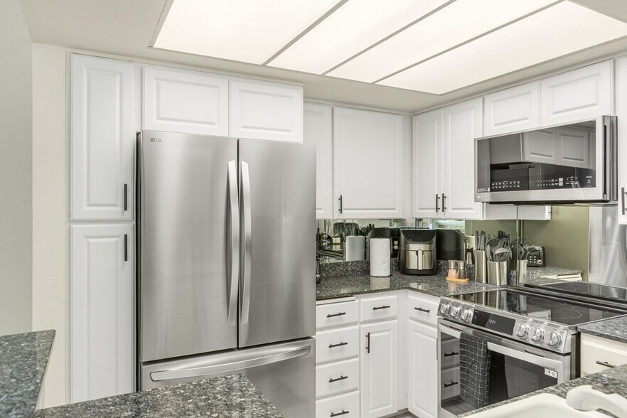 Building Photo - 1264 Bellevue Way NE