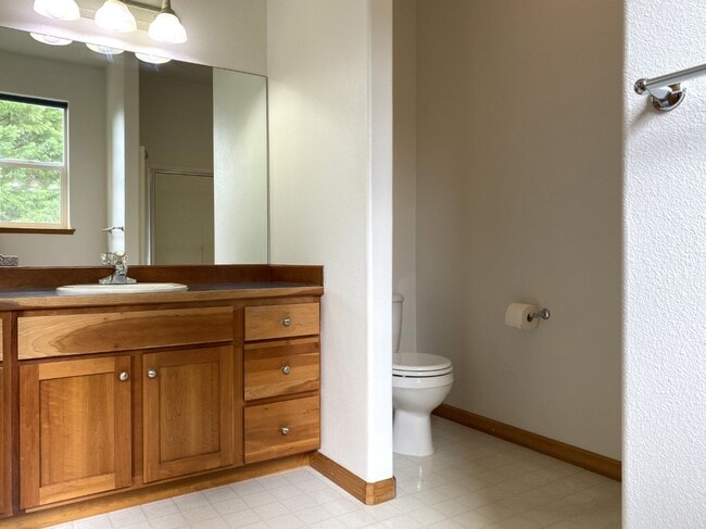 Building Photo - Private Hood River Home