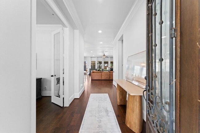 Building Photo - 10110 Da Vinci Ct