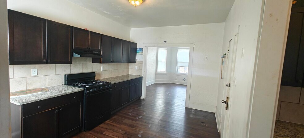 Primary Photo - 241 Walnut St