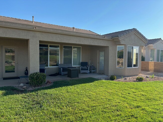 Building Photo - Single Level Home in Sun River With Golf C...