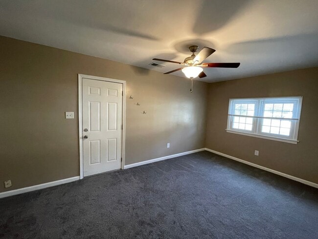 Building Photo - AVAILABLE NOW! 4 BEDROOM 2 BATH SINGLE FAMILY HOME IN CAROLLANE FARMS