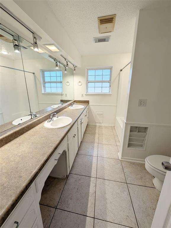 Building Photo - 3301 Oakbrook Dr