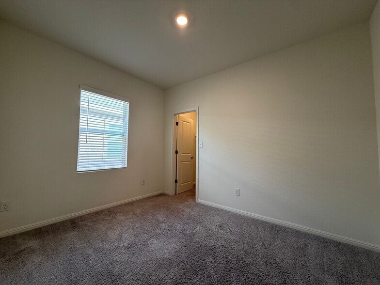 Building Photo - 195 Parkers Pond Path