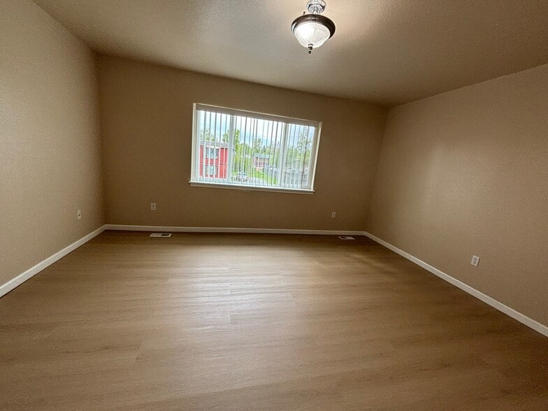 Building Photo - 8819 Lakehurst Dr