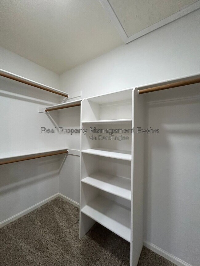 Building Photo - 5943 W Drake Ct