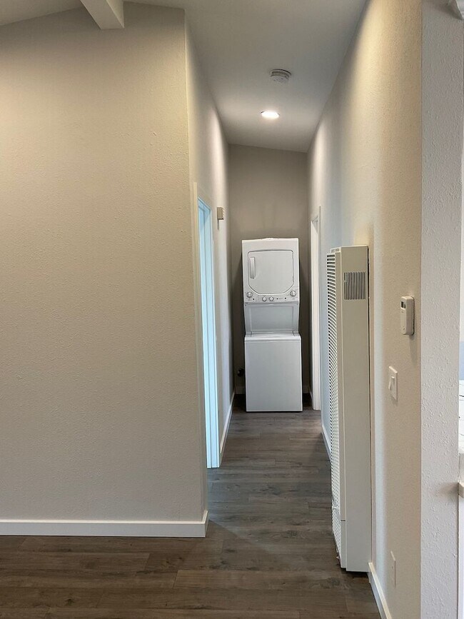 Building Photo - Nicely remodeled 1bd apt close to downtown