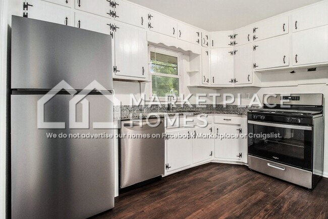 Building Photo - 2760 Dearwood Dr SW