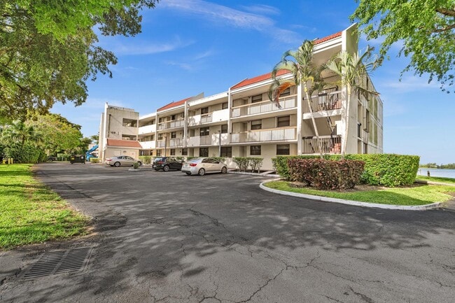 Building Photo - 109 Lake Emerald Dr