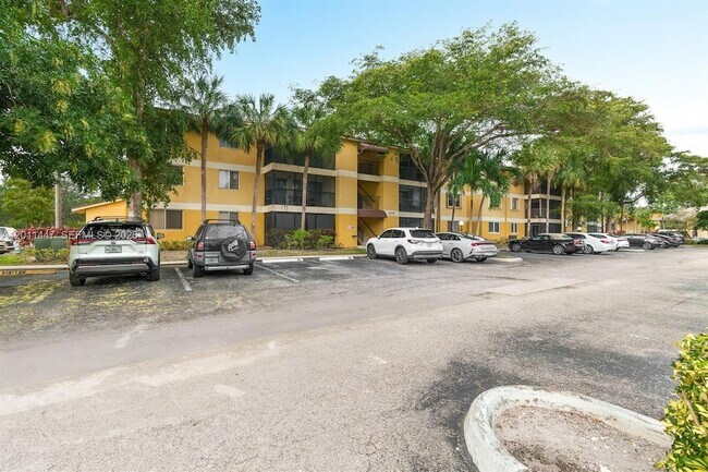Building Photo - 3083 N Oakland Forest Dr