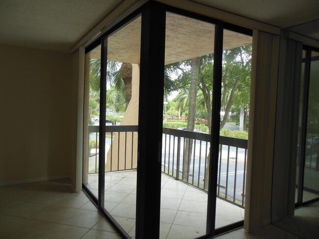 Building Photo - 500 Egret Cir
