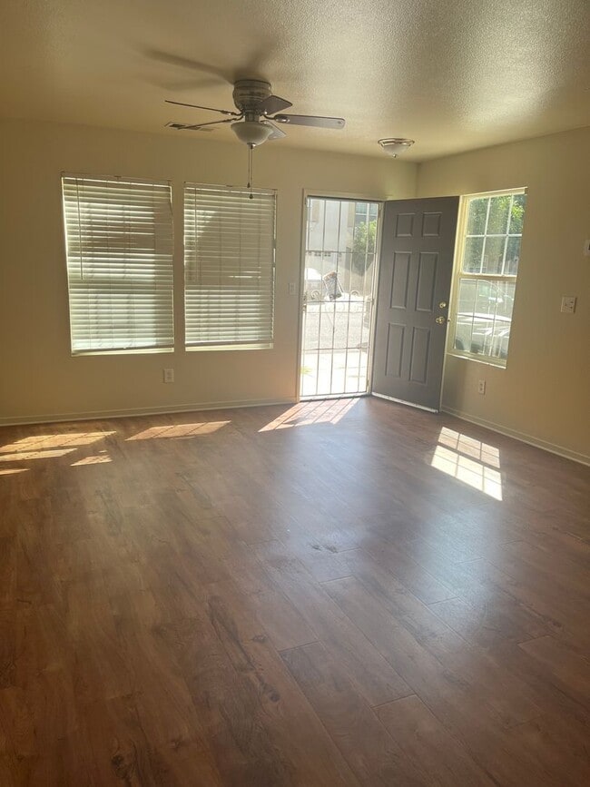 Building Photo - 3 bedroom 2 bath Home in Merced