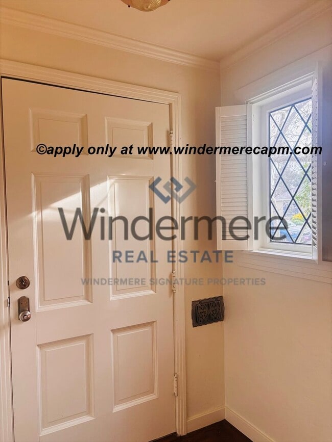 Building Photo - Charming South Land Park Home with Detached Bonus Room — 3 Bed, 1.5 Bath