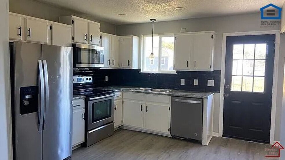 Building Photo - 425 Revels Dr