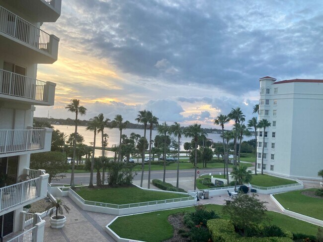 Building Photo - Beautiful Condo with Amazing Views
