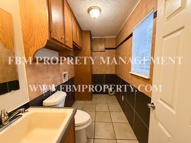 Building Photo - 2541 W Sycamore Ave