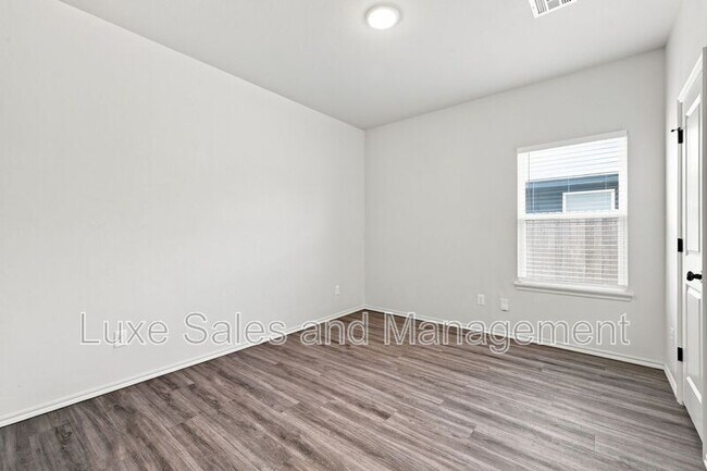 Building Photo - 10912 Oak Hollow Dr