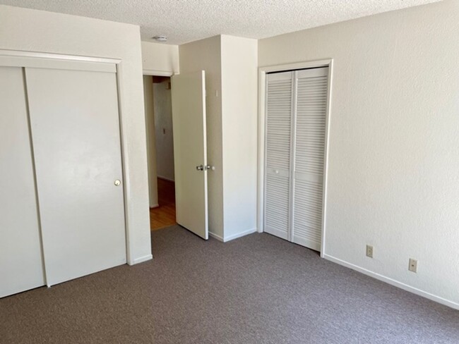 Building Photo - 2 Bedroom, 2 Bathroom in Cedar Creek with ...