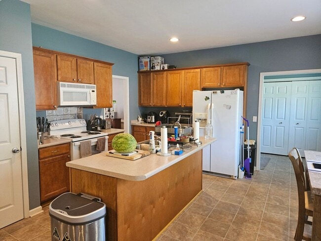 Building Photo - Beautiful unfurnished 4 bedroom, 2.5 bath ...