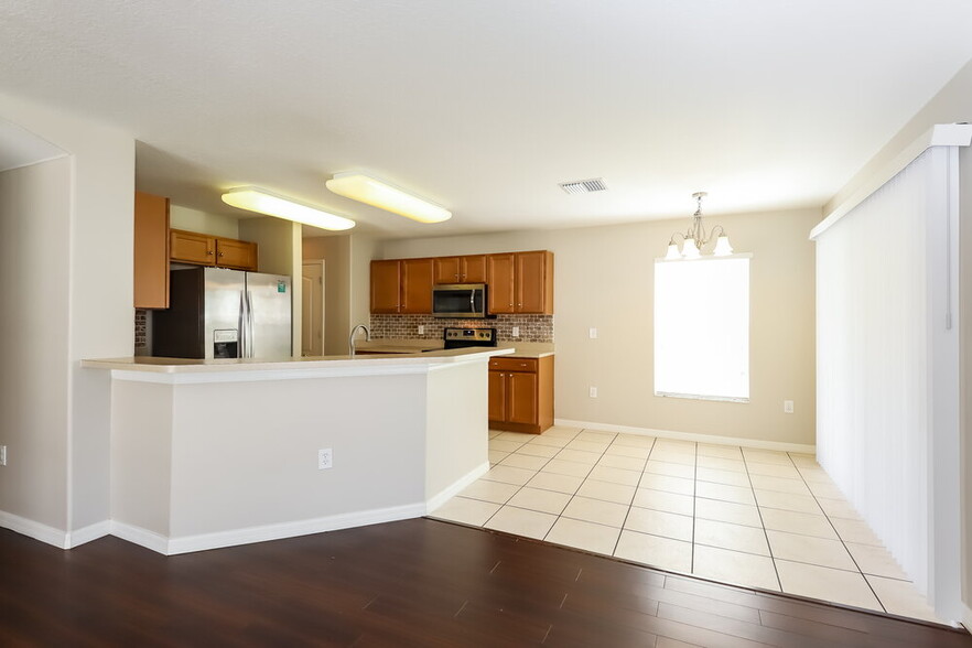 Building Photo - 10721 Shady Preserve Dr