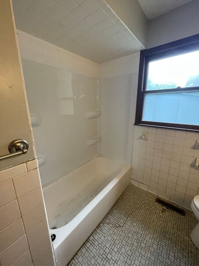 Building Photo - Updated 3 bed/1 bath home! With a 1 car ga...