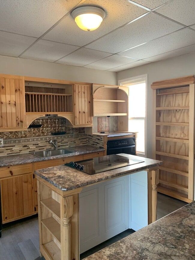 Building Photo - Spacious single family home with 3 beds/2 ...