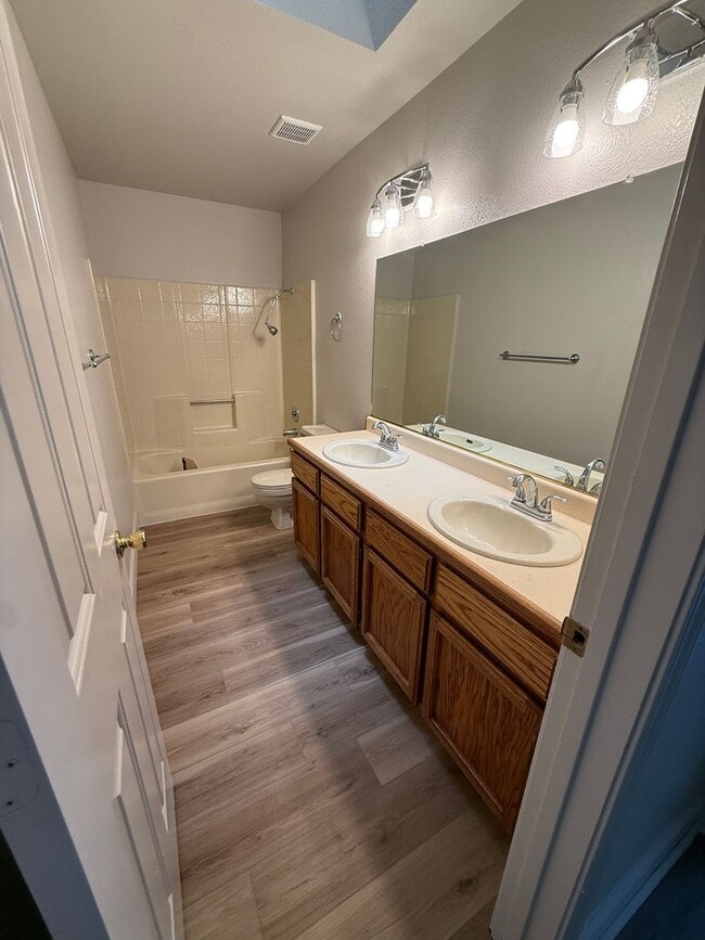 Building Photo - Prime Location 3 Bed 2 Bath Updated Home!
