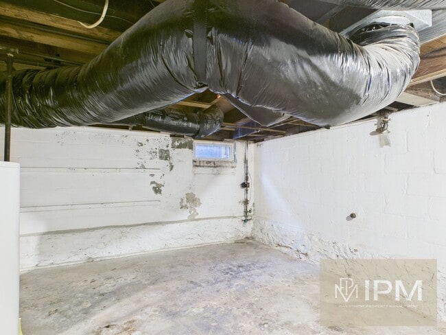 Building Photo - Available Now!!  Charming 2 Bed, 1 Bath Ho...