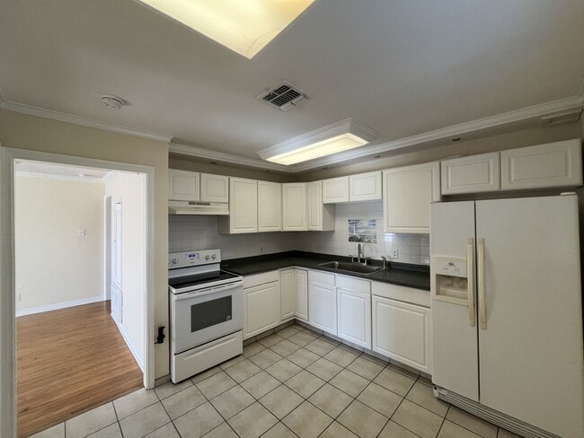 Building Photo - Ready for move in