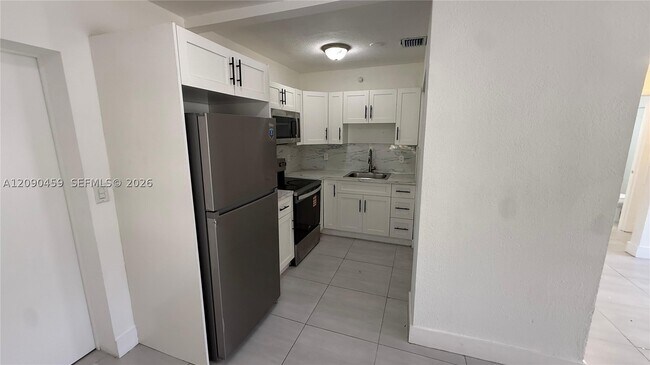 Building Photo - 8125 NW 6th Ct