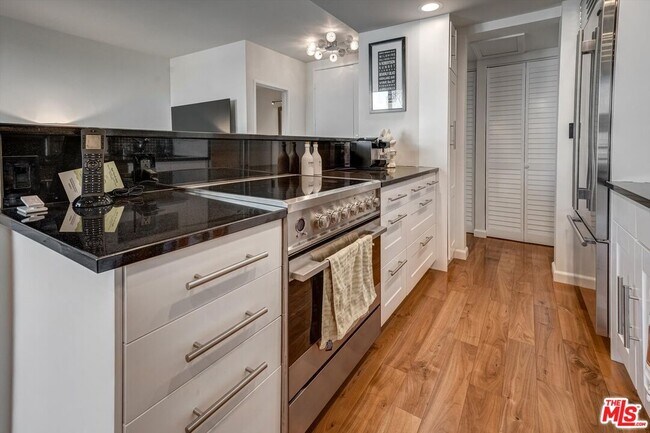 Building Photo - 1131 Alta Loma Rd