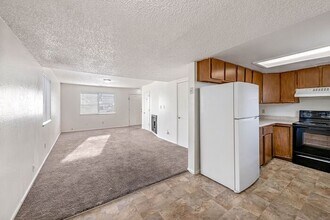Building Photo - 3 Bed 2 Bath Townhome