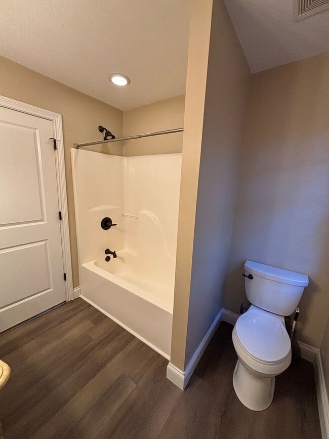 Building Photo - Freshly Renovated Dollhouse in Maryville!!