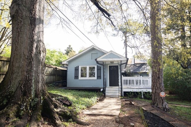 Building Photo - Beautifully Renovated 2/1 in Desirable Gra...