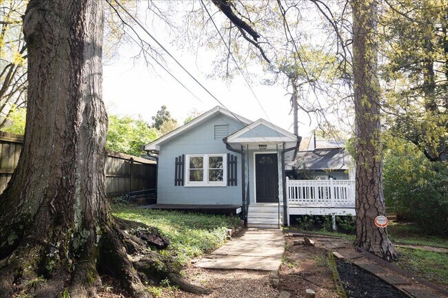 Building Photo - Beautifully Renovated 2/1 in Desirable Grant Park!